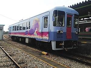 Train of Amagi Railway stopping at Amagi Station.JPG