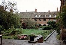 Westcott House quad, Cambridge.jpg