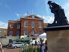 Cmglee Huntingdon town hall war memorial.jpg