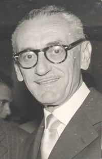 Ari Barroso sendo agraciado pelo presidente Café Filho com a Ordem do Mérito, sem data.tif