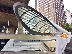 Wynyard railway station entrance, Wynyard Walk, April 2017.jpg