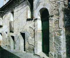 Narrow street in Noepoli.jpg