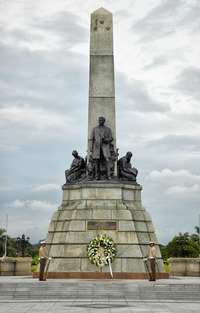 Statue of Dr. Jose Rizal at the Luneta Park, Philippines.png