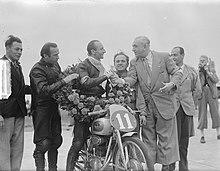 Nello Pagani wordt gefeliciteerd door G. J. Bruinsman, voorzitter KNMV, Bestanddeelnr 903-4797.jpg