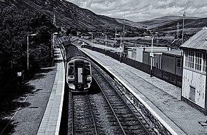 Lunch Time Train to Wick at Helmsdale (geograph 1832073).jpg