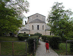 Serramonacesca chiesa benedettina 08.jpg