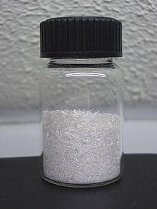 Hydroquinone crystal.jpg