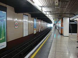 Hounslow West tube Eastbound.jpg