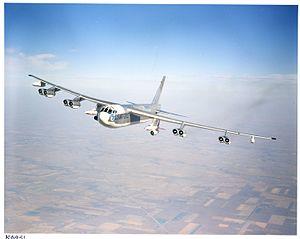 B-52G with Hound dog flight test K-6951 (7251450430).jpg
