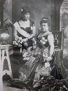 29 Jan - Liliuokalani becomes Hawaii's Last Monarch 220px-Kapiolani_and_Liliuokalani_at_Golden_Jubilee_(Onipaa)
