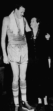 Clyde Lovellette 1956.jpeg