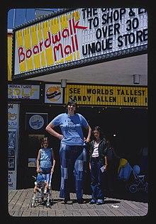 World's tallest woman, Sandy Allen, Boardwalk.jpg