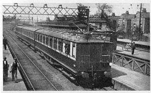 Elevated Electric Train at Wandsworth c 1909.jpg
