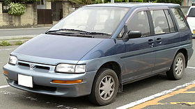 Nissan Prairie 1988.jpg