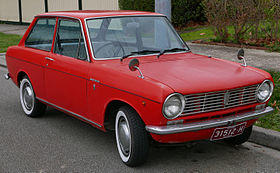 1967-1969 Datsun 1000 DeLuxe 2-door sedan (2015-07-10) 01.jpg