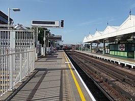 Putney Bridge stn look north 2019.jpg